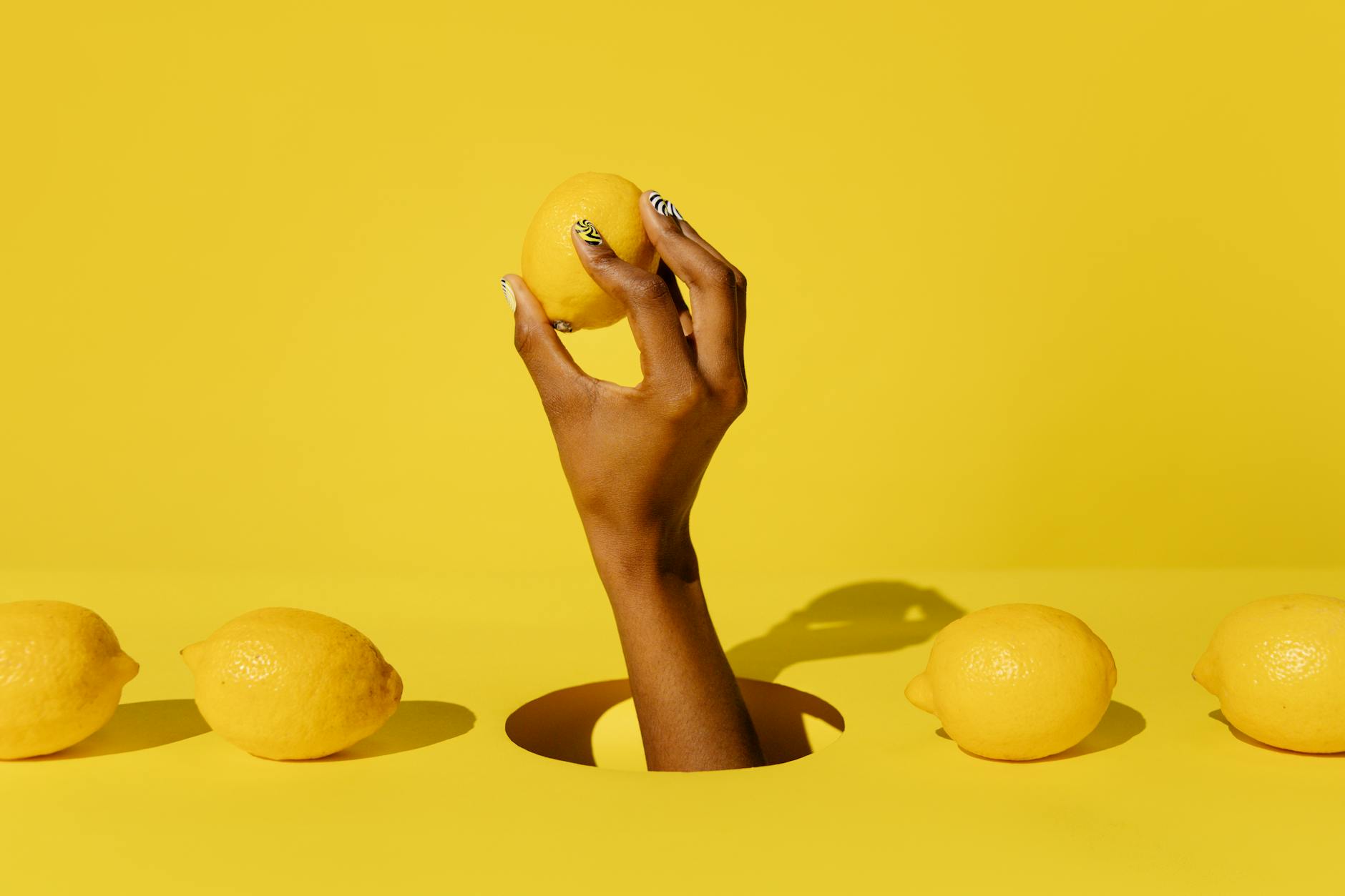 Keltaiset sitruunat pastelilla pohjalla, symboloivat Lemon vibraattoria ja tutkimusta seksuaalisesta terveydestä