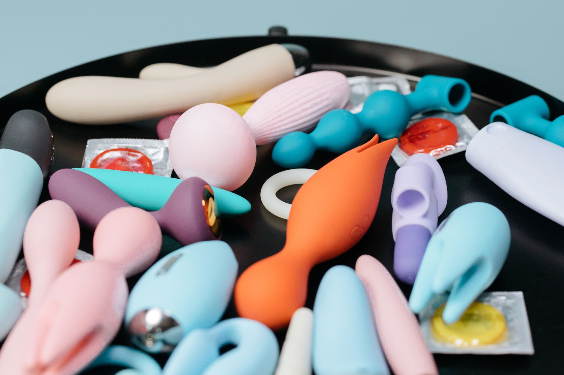 Nainen pitää tuoreita sitruunoita pöydällä, symboloi palautumista ja uudistumista